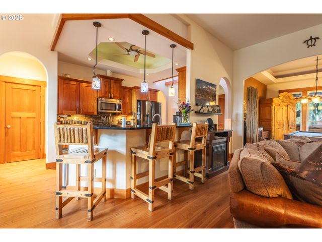 1749 22ND St, Hood River, OR 97031