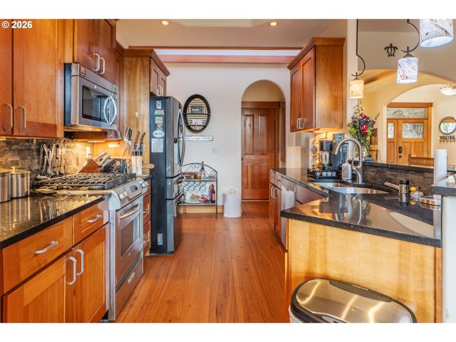 1749 22ND St, Hood River, OR 97031