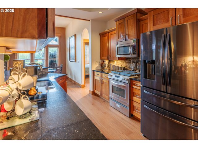 1749 22ND St, Hood River, OR 97031