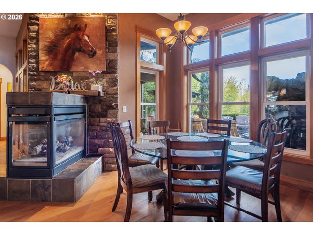 1749 22ND St, Hood River, OR 97031