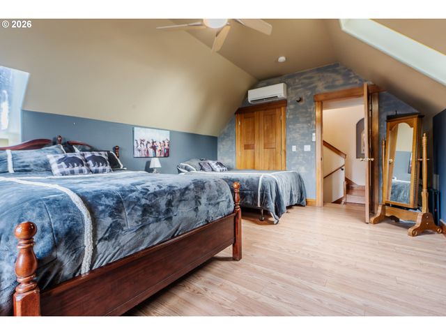 1749 22ND St, Hood River, OR 97031