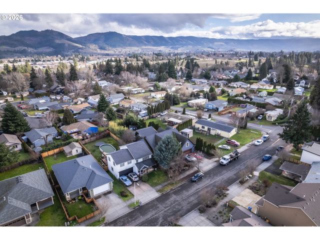 1749 22ND St, Hood River, OR 97031
