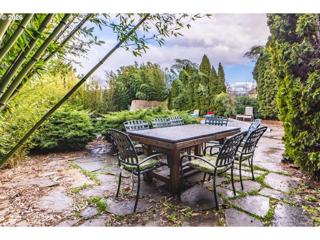 1749 22ND St, Hood River, OR 97031