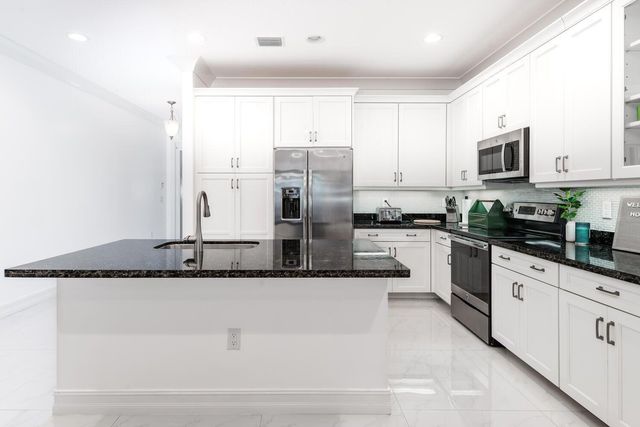 8092 Lemon Serpentine Lane, Delray Beach, FL 33446