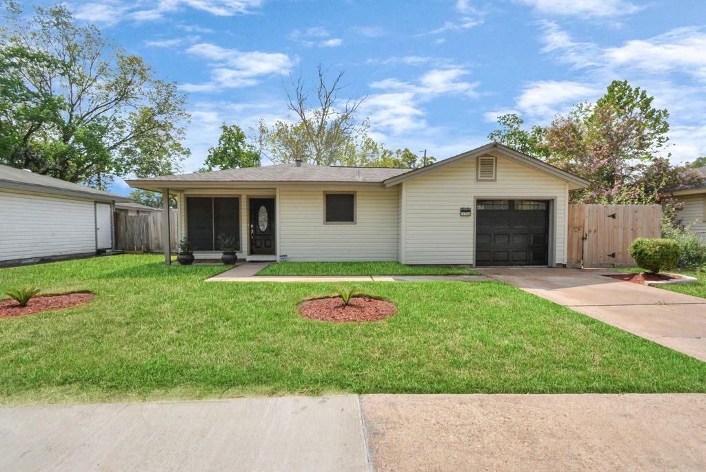 2706 Harvard Street, Pasadena, TX 77502