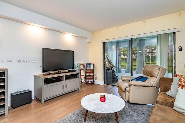 9355 SW 8th St 105, Boca Raton, FL 33428