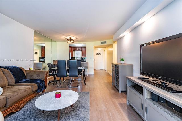 9355 SW 8th St 105, Boca Raton, FL 33428