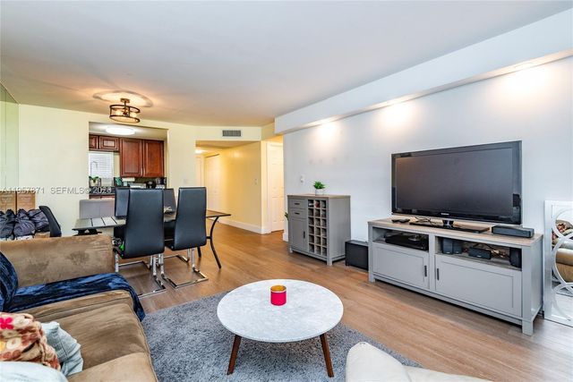 9355 SW 8th St 105, Boca Raton, FL 33428