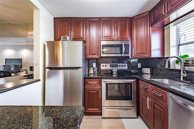 9355 SW 8th St 105, Boca Raton, FL 33428