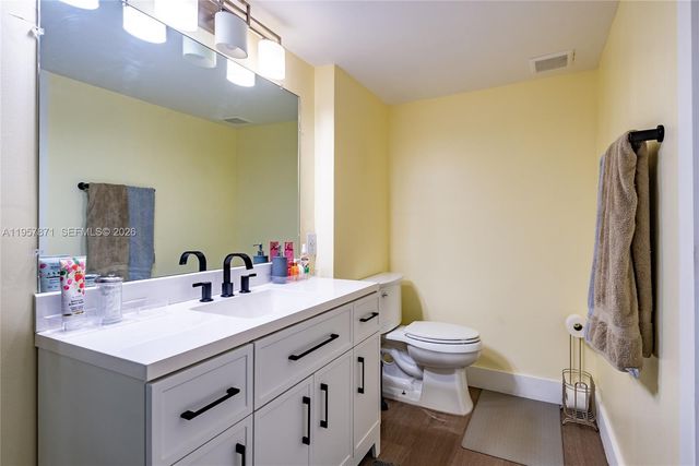 9355 SW 8th St 105, Boca Raton, FL 33428