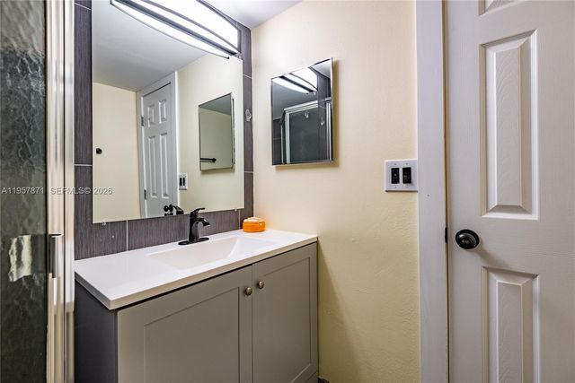 9355 SW 8th St 105, Boca Raton, FL 33428