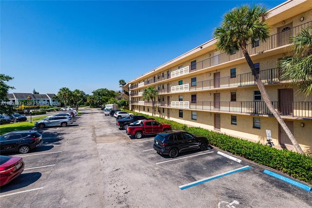 9355 SW 8th St 105, Boca Raton, FL 33428