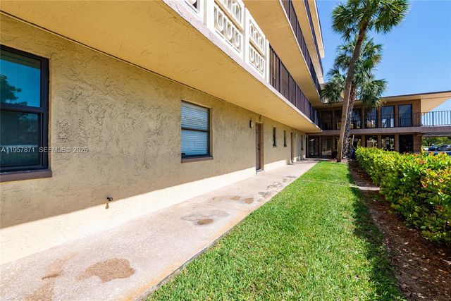 9355 SW 8th St 105, Boca Raton, FL 33428