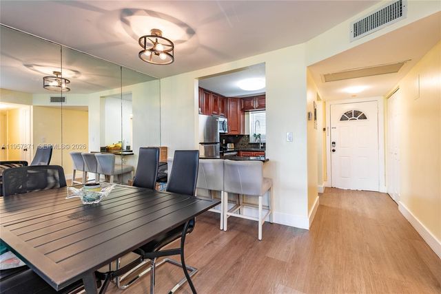 9355 SW 8th St 105, Boca Raton, FL 33428