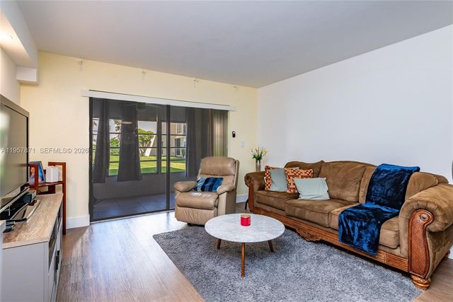 9355 SW 8th St 105, Boca Raton, FL 33428