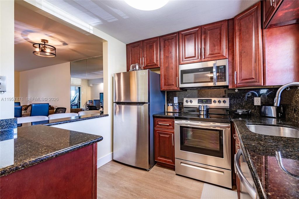 9355 SW 8th St 105, Boca Raton, FL 33428