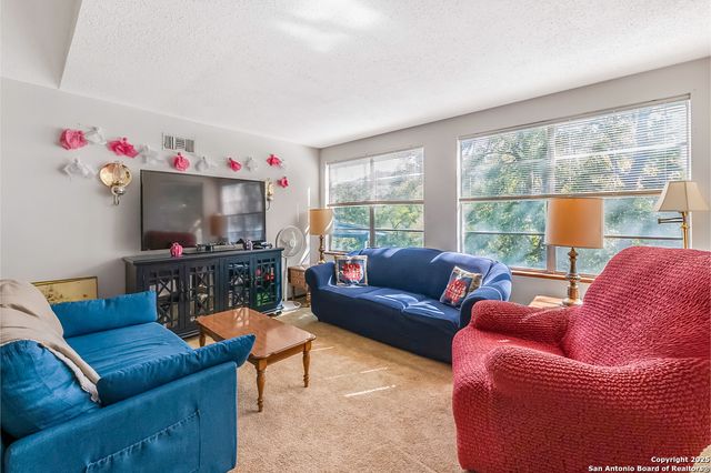 137 Hilltop, Lakehills, TX 78063