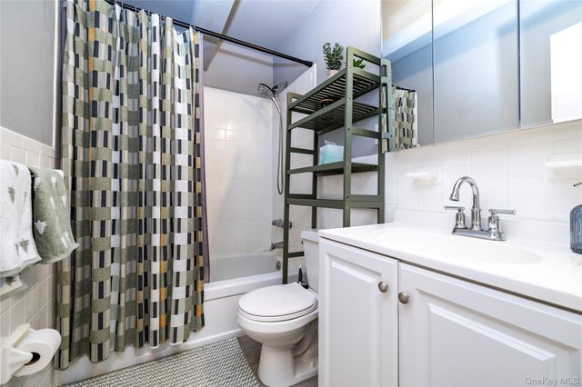 280 Guy Lombardo Avenue 3D, Freeport, NY 11520