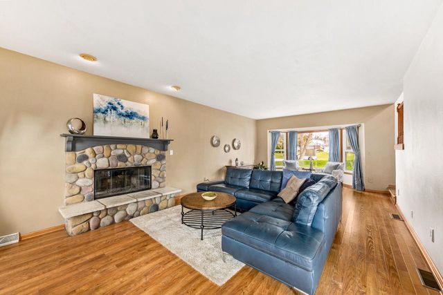 10033 W Ruby AVENUE, Wauwatosa, WI 53225