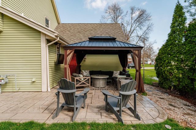 10033 W Ruby AVENUE, Wauwatosa, WI 53225