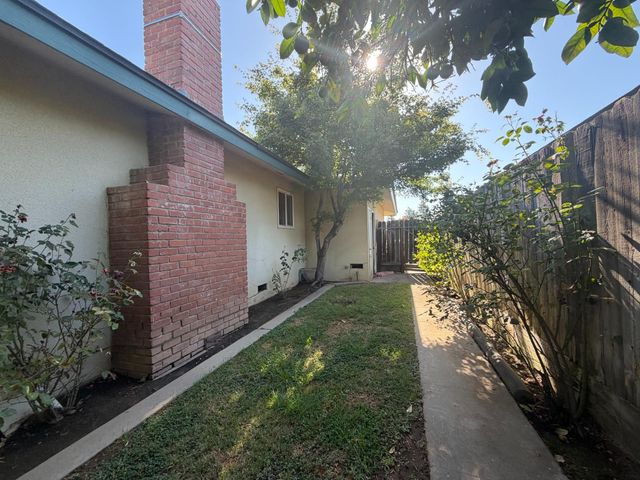 6545 N Raisina Avenue, Fresno, CA 93710