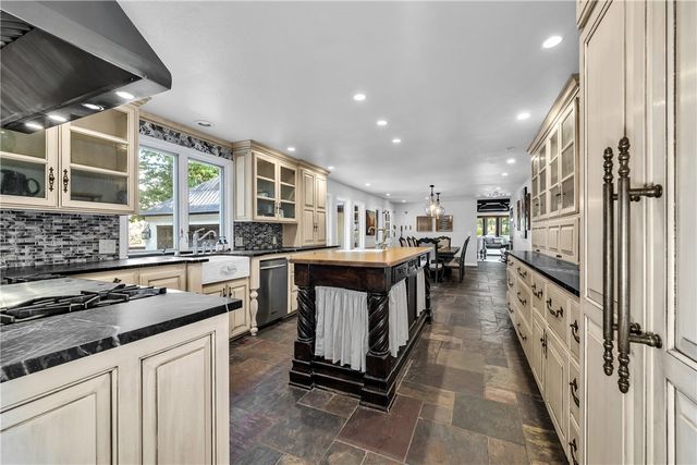 1205 E Hilltop Drive, Rogers, AR 72756