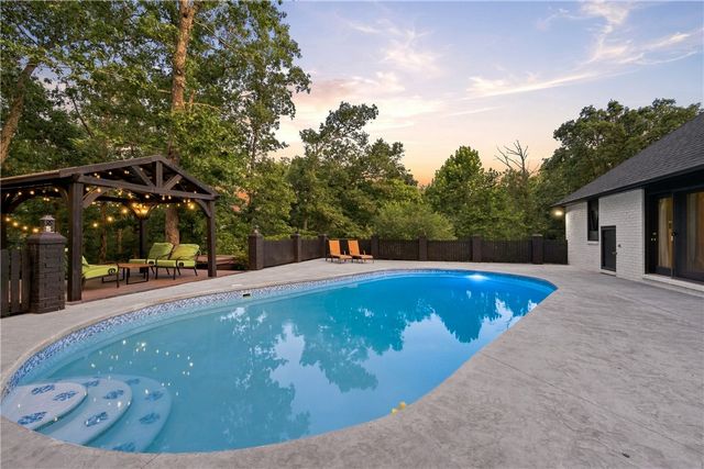 1205 E Hilltop Drive, Rogers, AR 72756