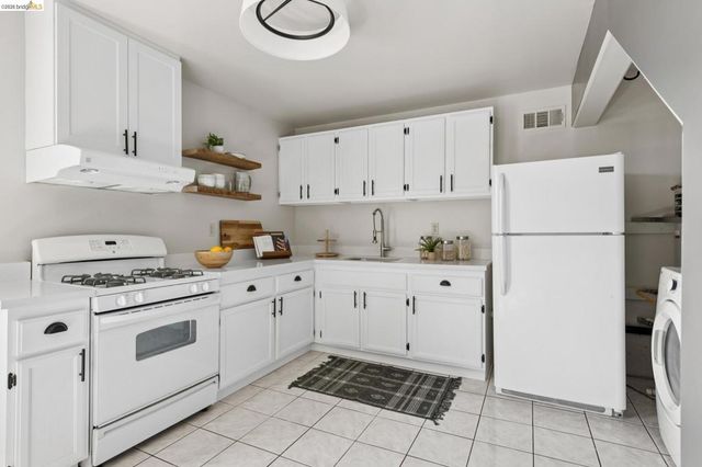 4021 Maybelle Ave, Oakland, CA 94619