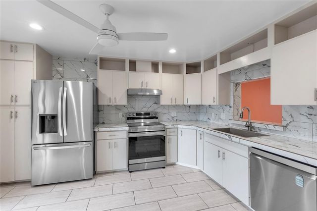 511 LAKESIDE DRIVE 511, Bradenton, FL 34210