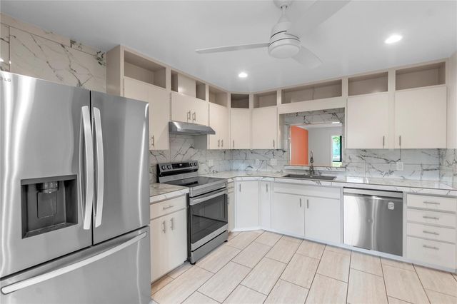 511 LAKESIDE DRIVE 511, Bradenton, FL 34210
