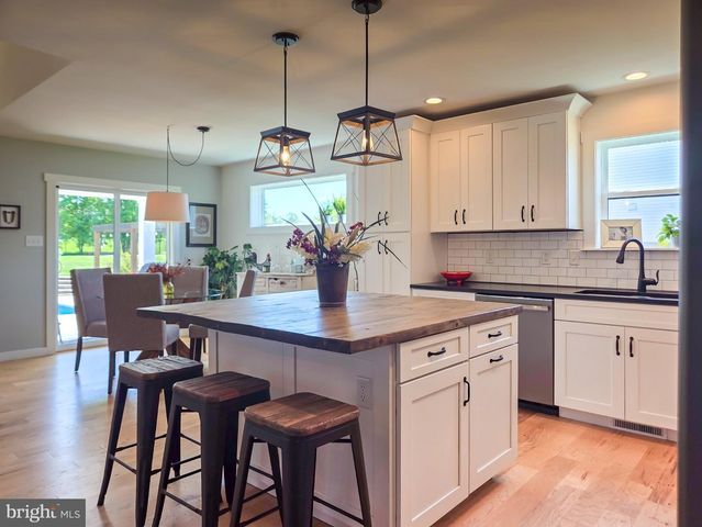 24 SOVEREIGN DR, Douglassville, PA 19518