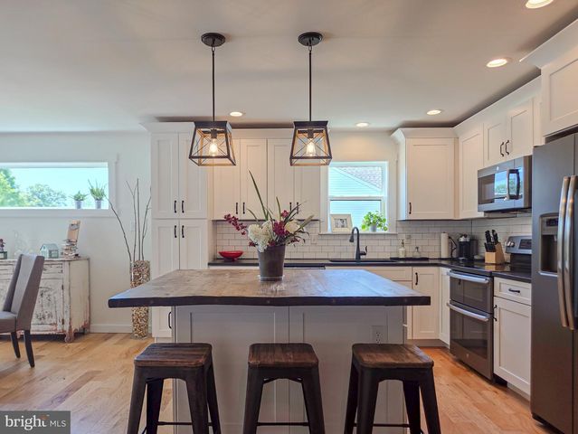 24 SOVEREIGN DR, Douglassville, PA 19518