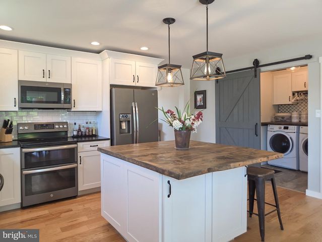 24 SOVEREIGN DR, Douglassville, PA 19518