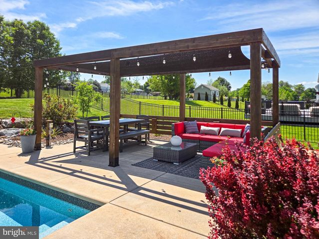 24 SOVEREIGN DR, Douglassville, PA 19518