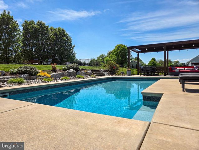 24 SOVEREIGN DR, Douglassville, PA 19518