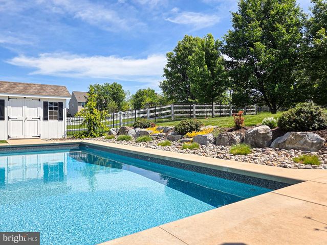 24 SOVEREIGN DR, Douglassville, PA 19518