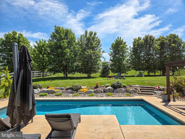24 SOVEREIGN DR, Douglassville, PA 19518
