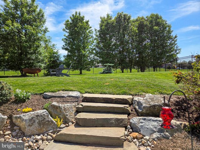 24 SOVEREIGN DR, Douglassville, PA 19518