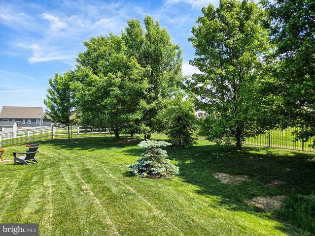 24 SOVEREIGN DR, Douglassville, PA 19518