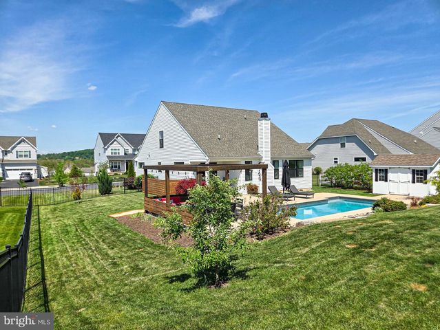 24 SOVEREIGN DR, Douglassville, PA 19518