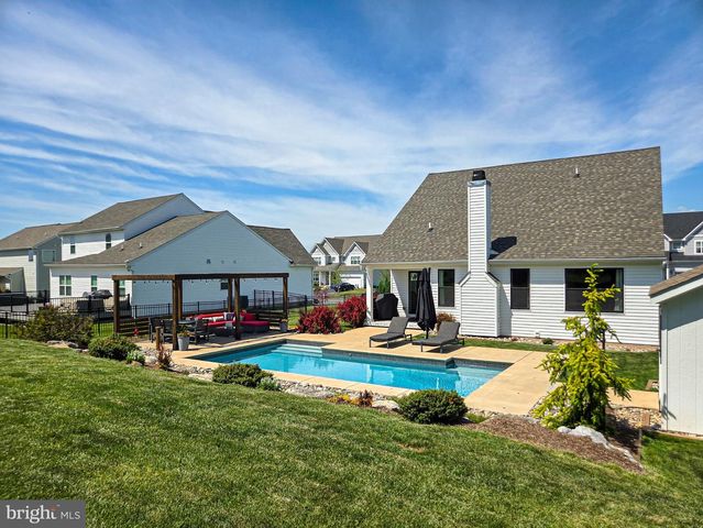 24 SOVEREIGN DR, Douglassville, PA 19518