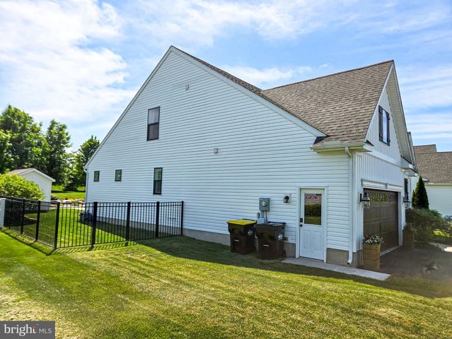 24 SOVEREIGN DR, Douglassville, PA 19518
