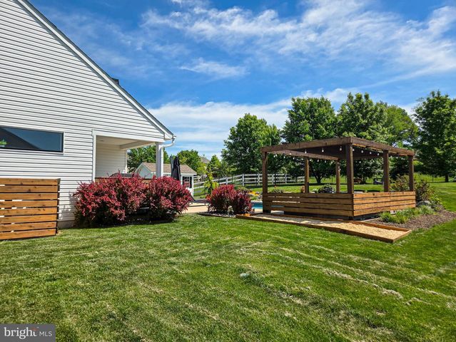 24 SOVEREIGN DR, Douglassville, PA 19518