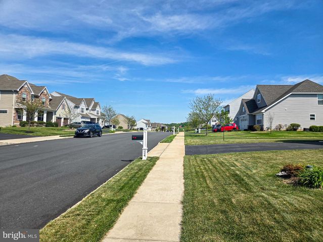 24 SOVEREIGN DR, Douglassville, PA 19518