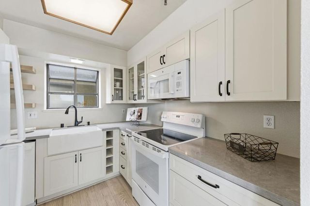 711 S Bayshore Boulevard 29, San Mateo, CA 94402