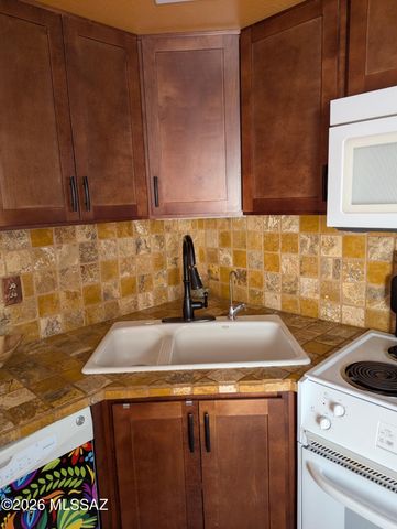 122 W Calle Del Ano, Green Valley, AZ 85614