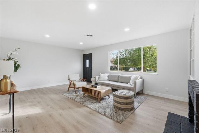 163 Greenbriar Townhouse Way, Las Vegas, NV 89121