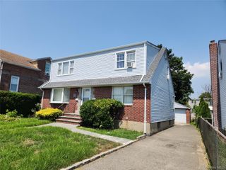 29 Lenox Avenue 2, Westbury, NY 11590