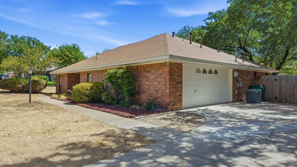 1209 Spanish Moss Drive, Granbury, TX 76048 — photo 4