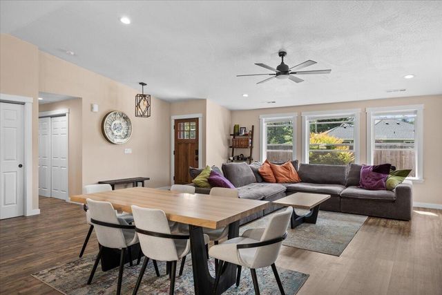 20 Penny Court, Shady Cove, OR 97539